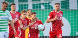  Luca Wald­schmidt (M) ist vom Elfmeterpunkt eiskalt.