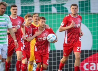  Luca Wald­schmidt (M) ist vom Elfmeterpunkt eiskalt.