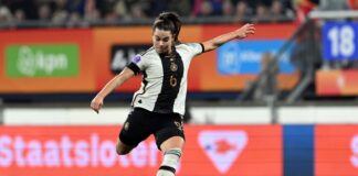 Lena Oberdorf hat bestürzt auf die mutmaßlichen sexistischen Äußerungen gegenüber einer Schiedsrichterin reagiert.