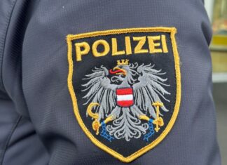 Mit einem Bierkrug verletzte ein deutscher Tourist vier Belgier in einer Skibar.