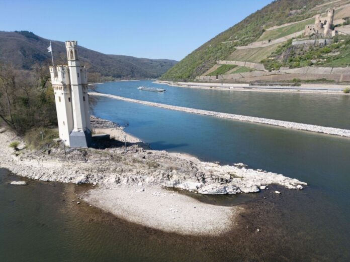 Schiffahrt auf dem Rhein Der Wasserstand am Rhein lag teils kritisch niedrig. Jetzt steigt er wieder.