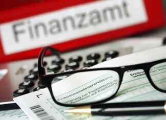 Der Einsatz in der Finanzverwaltung kann für gut ausgebildete Spezialisten am Ende mehr Krimi als Akten-Routine bedeuten. (Symbolbild)
