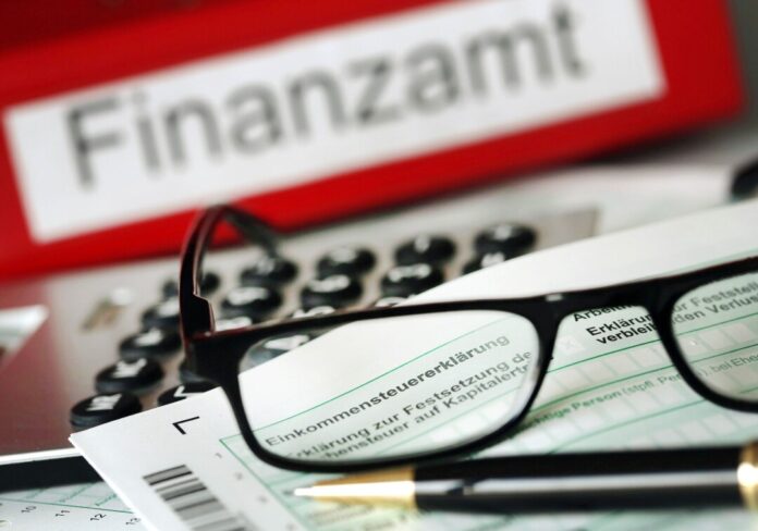 Der Einsatz in der Finanzverwaltung kann für gut ausgebildete Spezialisten am Ende mehr Krimi als Akten-Routine bedeuten. (Symbolbild)