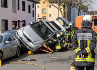 Die Rettungskräfte befreiten die 77-Jährige über den Kofferraum des Autos.
