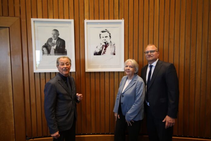 Franz Müntefering, Hannelore Kraft und SPD-Fraktionschef Jochen Ott vor dem Porträt von Friedhelm Farthmann im Fraktionsssaal der SPD