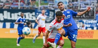 Der Schalker Aymen Barkok (r.) hat sich einen Social-Media-Aussetzer geleistet.