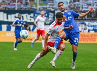 Der Schalker Aymen Barkok (r.) hat sich einen Social-Media-Aussetzer geleistet.