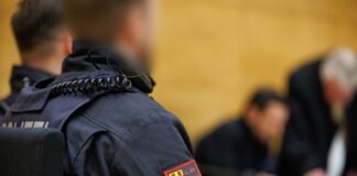 Eine hohe Zahl an Polizeikräften sichert den Prozess wegen des Todes eines ehemaligen Profiboxers aus Bielefeld. (Archivbild)
