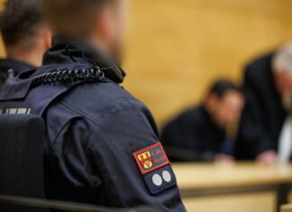 Eine hohe Zahl an Polizeikräften sichert den Prozess wegen des Todes eines ehemaligen Profiboxers aus Bielefeld. (Archivbild)