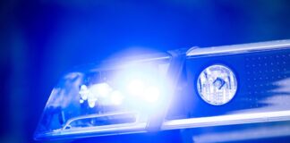 Nächtlicher Einsatz für die Polizei in Hamm: Nach einer Explosion hat dort ein davonfahrendes Auto einen Unfall gebaut (Symbolbild)