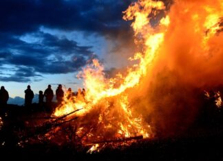 In diesem Jahr womöglich zu gefährlich: Traditionelle Osterfeuer müssen womöglich abgesagt werden. (Archivbild)