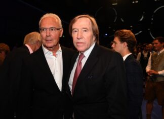 Franz Beckenbauer (l) erkundigte sich bei Günter Netzer über Nahtod-Erfahrungen.