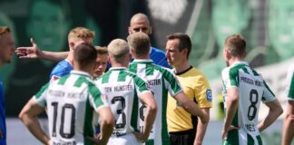 Nach minutenlangen Diskussionen nahm Schiedsrichter Lukas Benen (M) einen Foulelfmeter für Darmstadt zurück.