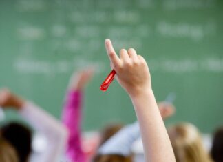 «Jammerlappen» oder kernige Macher: Eine Erhebung an Schulen zeigt, wie Lehrkräfte und pädagogisches Personal sich sehen. (Symbolbild)