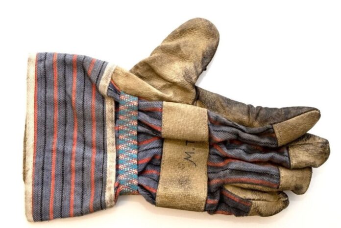 Raubmord in Bielefeld Dieser Handschuh führte die Ermittler zu einem Tatverdächtigen, der jetzt in Untersuchungshaft sitzt.