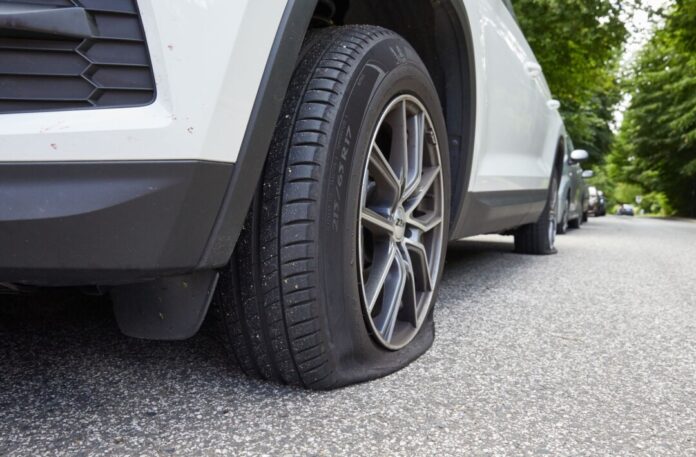 Unbekannte haben an 47 SUV in Viersen die Luft aus den Reifen gelassen. (Symbolbild)