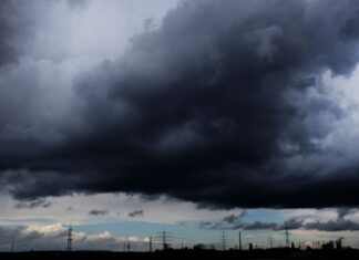 Das zuletzt in Deutschland wetterbestimmende Hoch verlagert sich nach Südosteuropa - in der Nacht zum Sonntag ziehen in NRW Regenschauer auf, Gewitter sind auch möglich. (Archivbild)