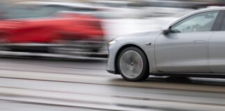 Die Polizei eskortierte den werdenden Vater mit seinem Auto durch die Aachener Innenstadt - so schnell, dass mehrere Blitzer ausgelöst wurden.(Symbolbild)