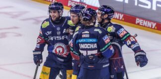 Nationalspieler Leonhard Pföderl (2. v.l.) gelang beim Sieg der Eisbären Berlin im dritten DEL-Finale gegen die Kölner Haie ein Hattrick. 