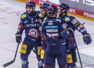 Nationalspieler Leonhard Pföderl (2. v.l.) gelang beim Sieg der Eisbären Berlin im dritten DEL-Finale gegen die Kölner Haie ein Hattrick. 