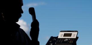 Dumm gelaufen ist es für einen Betrüger, der am Telefon bei der Polizei gelandet ist. (Symbolbild)