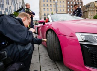 Polizeibeamte überprüfen am «Car-Freitag» ein Fahrzeug auf dem Corneliusplatz in Düsseldorf.