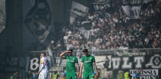 Der Europapokal gerät aus dem Sichtfeld: Gladbacher Spieler in Kiel.
