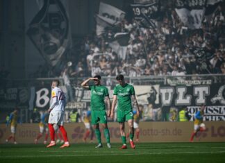 Der Europapokal gerät aus dem Sichtfeld: Gladbacher Spieler in Kiel.