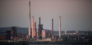 Thyssenkrupp belädt wegen der niedrigen Wasserstände seine Schiffe etwas weniger, um den Tiefgang zu verringern. (Archivbild)
