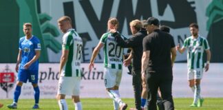 Münsters Trainer Sascha Hildmann geht nach dem Spiel über den Rasen.