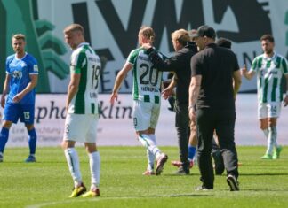 Münsters Trainer Sascha Hildmann geht nach dem Spiel über den Rasen.
