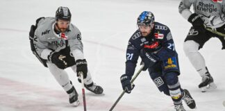 Die Kölner Haie mit Alexandre Grenier (l) verpassten gegen den ERC Ingolstadt um Wayne Simpson (r) den Einzug ins Finale nach Spiel fünf.