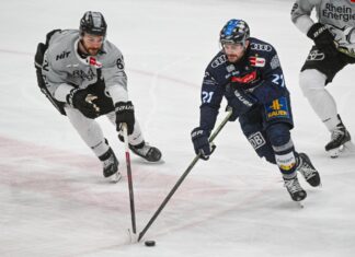 Die Kölner Haie mit Alexandre Grenier (l) verpassten gegen den ERC Ingolstadt um Wayne Simpson (r) den Einzug ins Finale nach Spiel fünf.