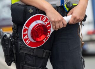 In der Nähe der Grenze zu Österreich wurde ein Mann kontrolliert, der in Deutschland per Haftbefehl gesucht wurde. Jetzt sitzt er im Gefängnis. (Symbolbild)