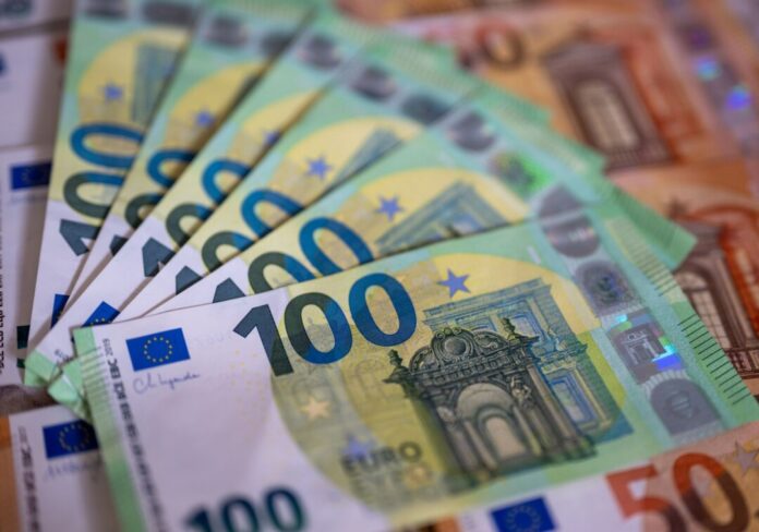 Bargeld Die Durchschnittsgehälter in NRW liegen je nach Branche weit auseinander.
