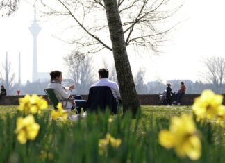 Pünktlich zum Wochenende wird das Wetter in NRW wieder sonnig und warm. (Archivbild)
