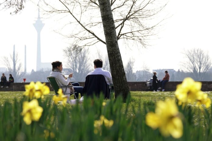 Pünktlich zum Wochenende wird das Wetter in NRW wieder sonnig und warm. (Archivbild)