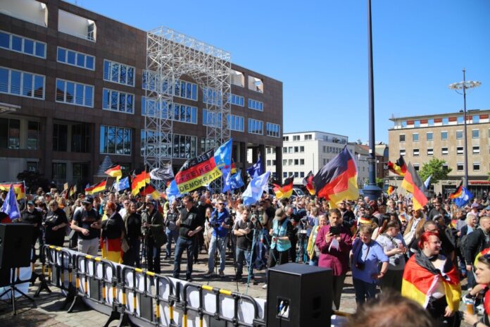 Bis zu 800 Menschen waren laut Polizei bei der Demo des Bündnisses «Gemeinsam für Deutschland» versammelt.