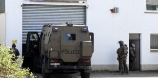 Ein Spezialeinsatzkommando (SEK) setzte einen gepanzerten Einsatzwagen «Survivor» ein, um Zugang zu einer Lagerhalle zu erlangen. 