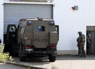 Ein Spezialeinsatzkommando (SEK) setzte einen gepanzerten Einsatzwagen «Survivor» ein, um Zugang zu einer Lagerhalle zu erlangen. 