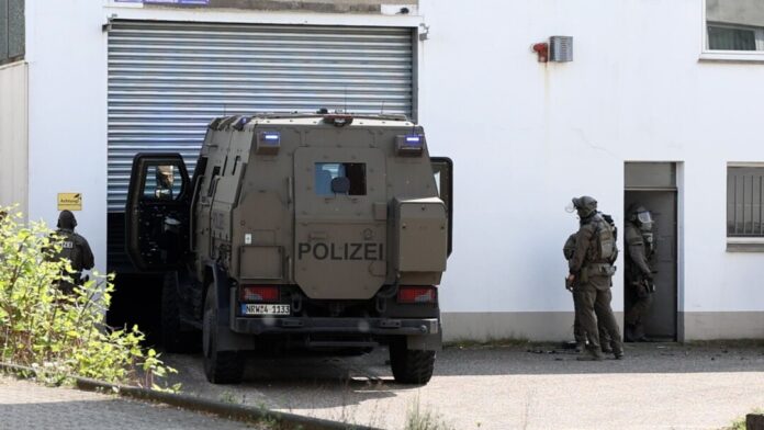 Ein Spezialeinsatzkommando (SEK) setzte einen gepanzerten Einsatzwagen «Survivor» ein, um Zugang zu einer Lagerhalle zu erlangen. 
