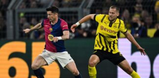 Barcelonas Robert Lewandowski (l) und Dortmunds Waldemar Anton kämpfen um den Ball.