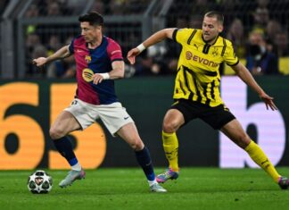 Barcelonas Robert Lewandowski (l) und Dortmunds Waldemar Anton kämpfen um den Ball.