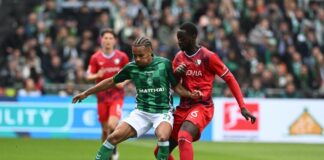 Werders Felix Agu (l) im Zweikampf mit Bochums Ibrahima Sissoko.