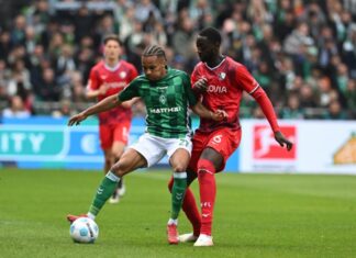Werders Felix Agu (l) im Zweikampf mit Bochums Ibrahima Sissoko.