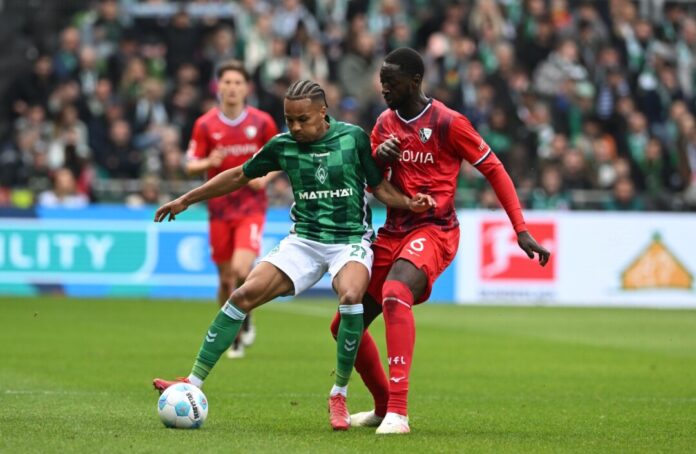 Werders Felix Agu (l) im Zweikampf mit Bochums Ibrahima Sissoko.