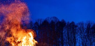 Ein Osterfeuer nicht weit vom nächsten Wald - durch den Regen kurz vor Ostern könnte das in diesem Jahr doch möglich sein. (Archivbild)