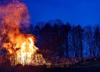 Ein Osterfeuer nicht weit vom nächsten Wald - durch den Regen kurz vor Ostern könnte das in diesem Jahr doch möglich sein. (Archivbild)