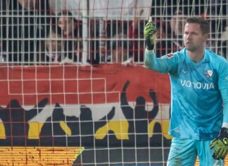Bochums Keeper Patrick Drewes hält das Feuerzeug hoch, das ihn getroffen hat.


