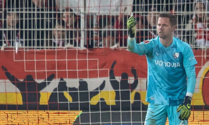 Bochums Keeper Patrick Drewes hält das Feuerzeug hoch, das ihn getroffen hat.


